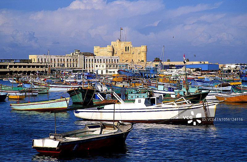 埃及亚历山大港东港和历史悠久的盖贝伊城堡图片素材