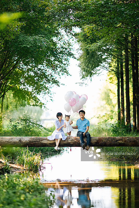 快乐女婴庆祝生日图片素材