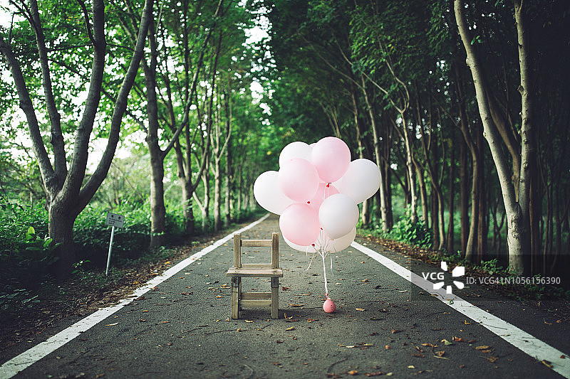 乡村公路上的旧空椅子图片素材