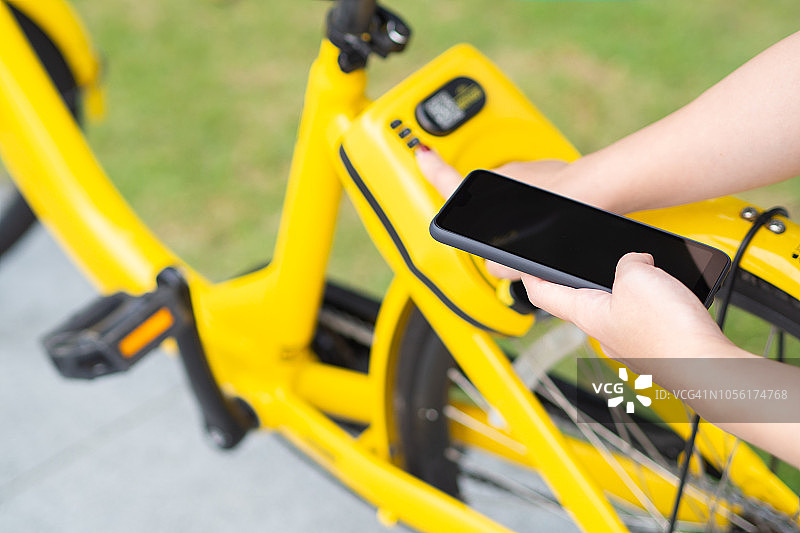 在城市中分享自行车系统，通过扫描二维码骑行图片素材