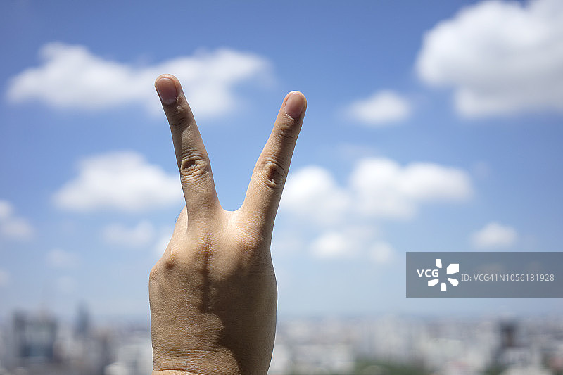 手势：双指表示胜利图片素材