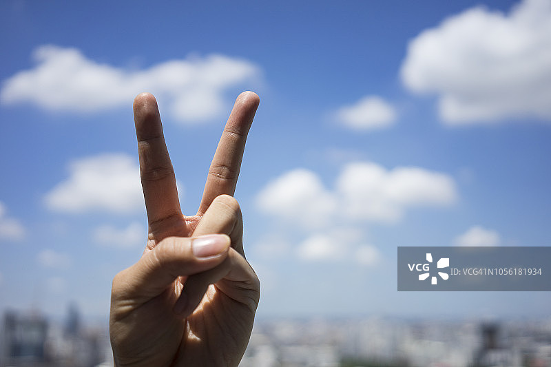 表示胜利的手势图片素材