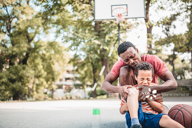 爸爸和儿子在打篮球图片素材