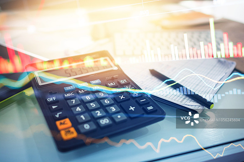 投资主题股市和金融业务分析股市与数字平板电脑图片素材