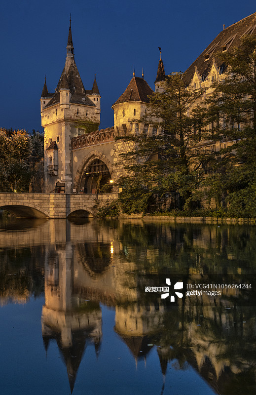 匈牙利布达佩斯蓝色时分的瓦伊达胡尼ad城堡图片素材