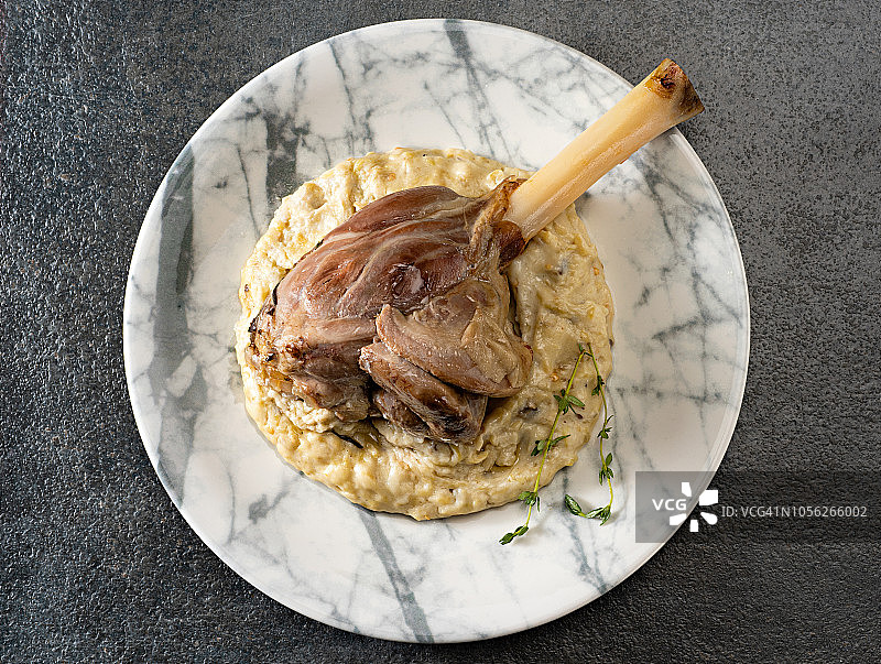 慢炖羊腿配烟熏茄子泥图片素材