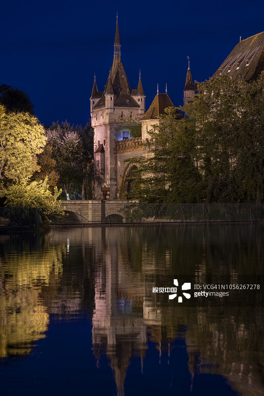 蓝色时分下的瓦伊达胡尼德城堡，匈牙利布达佩斯图片素材