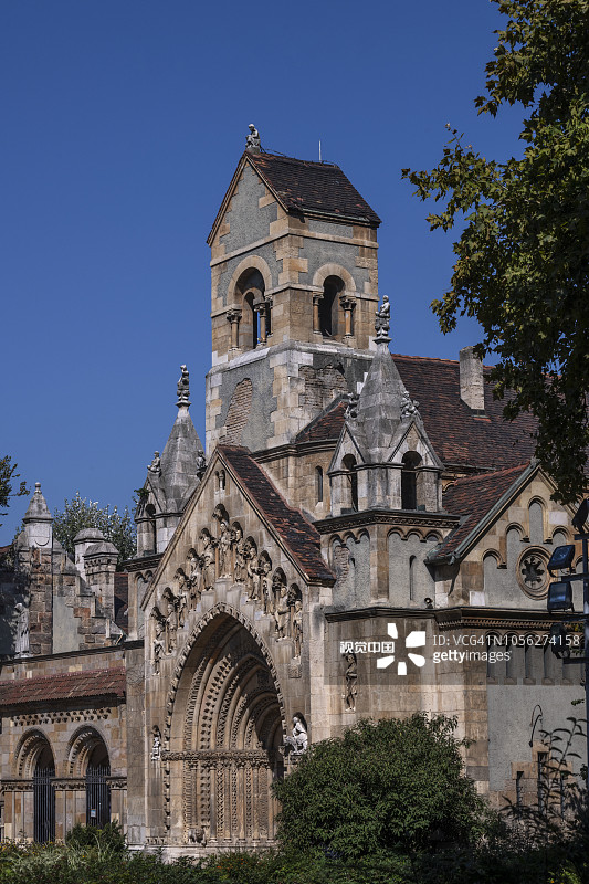 匈牙利布达佩斯沃伊达胡尼亚德城堡庭院内的历史小教堂图片素材