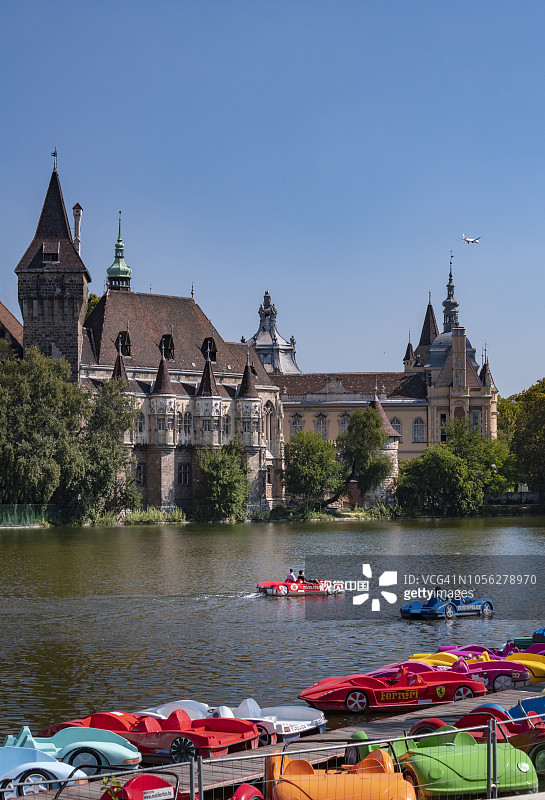 匈牙利布达佩斯沃伊达奇城堡与护城河上的小船图片素材