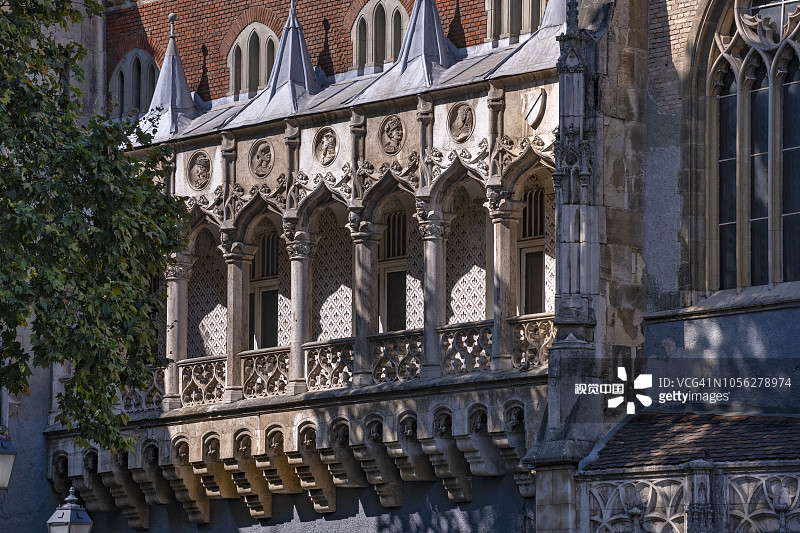 从匈牙利布达佩斯瓦伊达胡尼亚德城堡内院看到的哥特式阳台图片素材