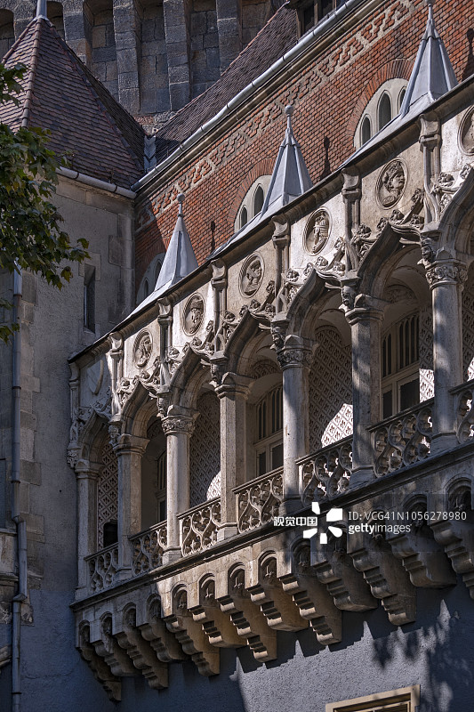 从匈牙利布达佩斯瓦伊达胡尼亚德城堡内院看到的哥特式阳台图片素材