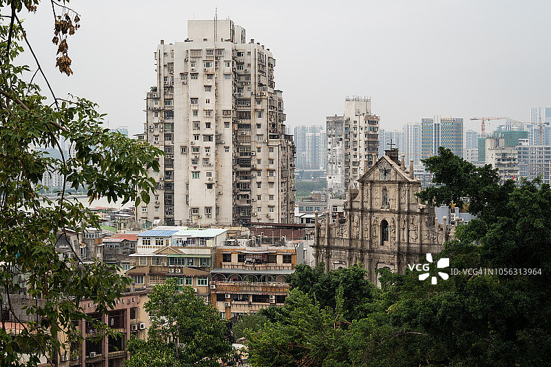 澳门大三巴牌坊遗址与住宅楼图片素材