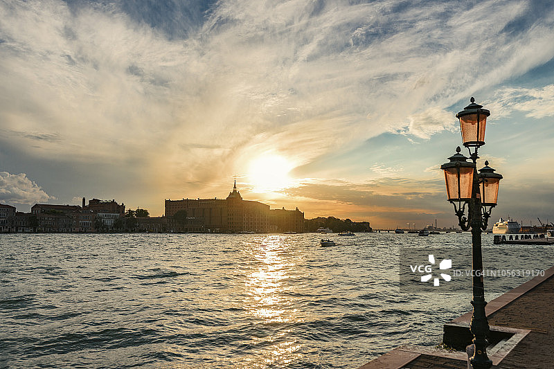 意大利威尼斯：眺望朱代卡岛和美术学院图片素材