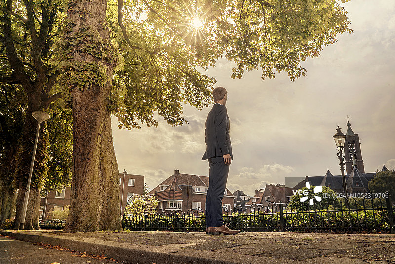 荷兰芬洛，商务人士站在人行道上环顾四周图片素材