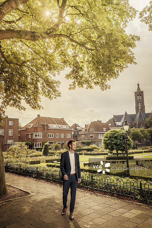 荷兰芬洛站在人行道上的商人图片素材