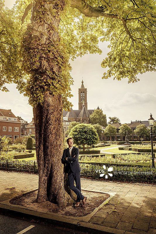 荷兰芬洛：倚靠树旁的商人图片素材