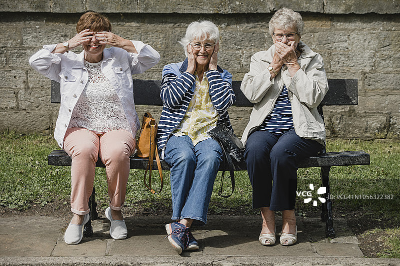 老年人模仿三只智猴图片素材