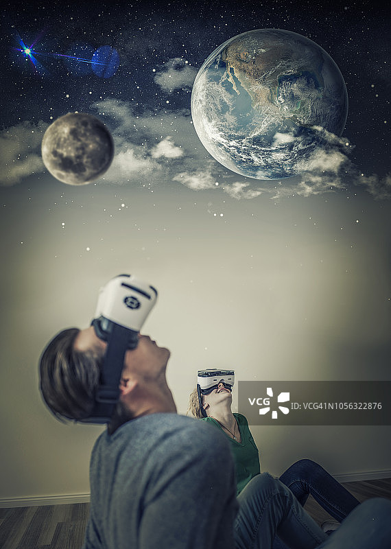 在家中使用VR眼镜的年轻情侣图片素材