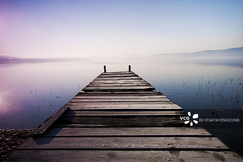 意大利皮埃蒙特维韦罗内湖暮光码头图片素材