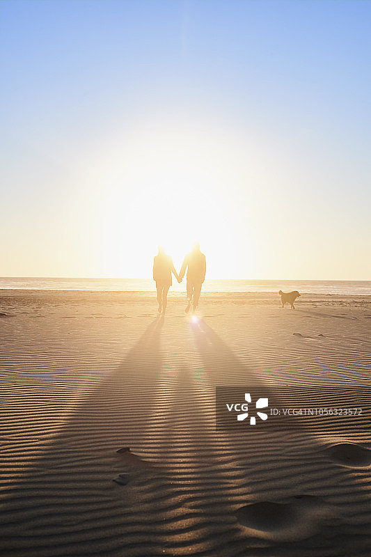 葡萄牙阿尔加维海滩日落情侣与狗图片素材