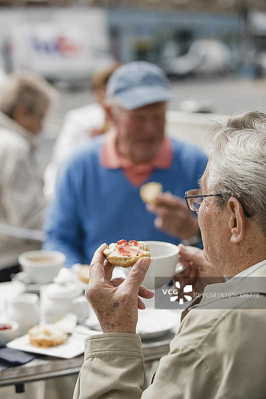在咖啡馆的年长男性图片素材