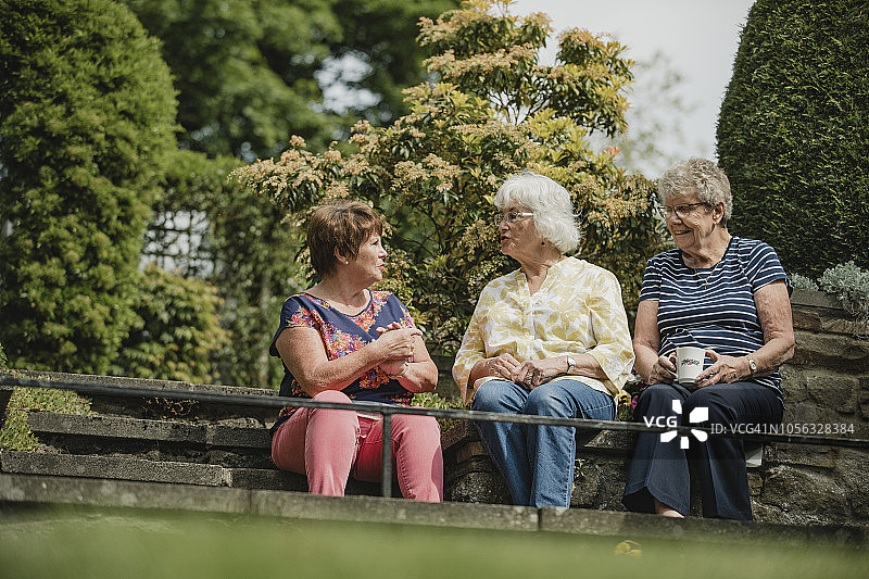年长的女人在阳光下放松图片素材