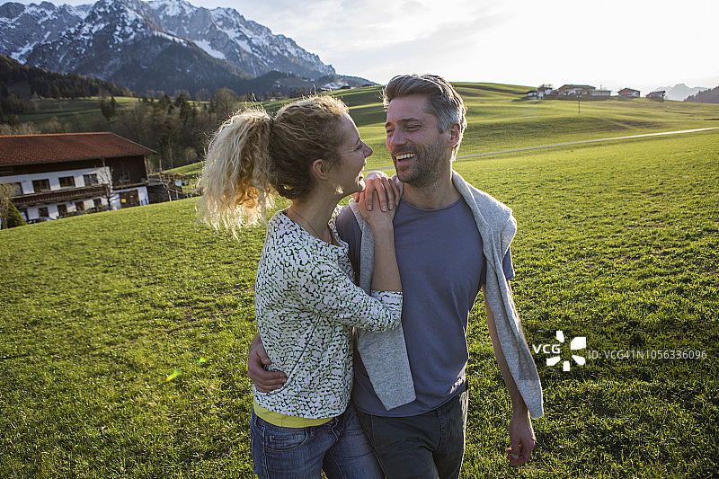 奥地利蒂罗尔州瓦尔湖：在阿尔卑斯草甸上徒步旅行的幸福夫妇图片素材