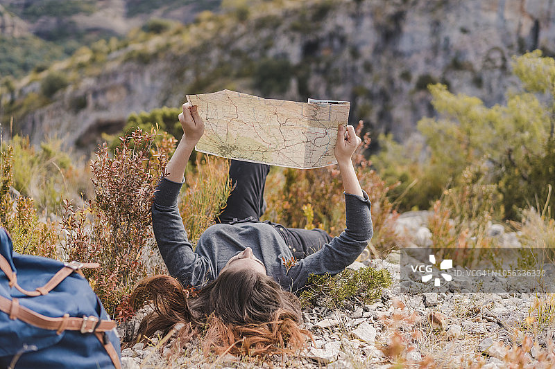 西班牙阿尔克萨尔，年轻女子在户外使用徒步地图图片素材