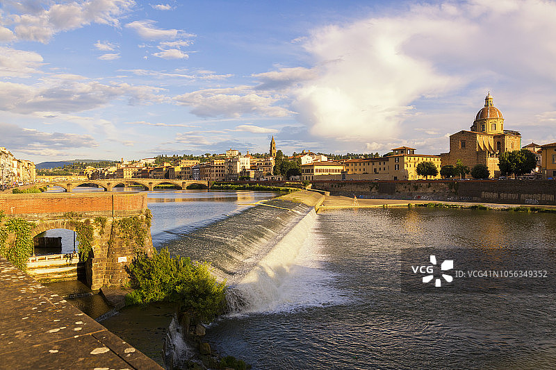 意大利托斯卡纳佛罗伦萨：夏季的阿诺河与城市风光图片素材