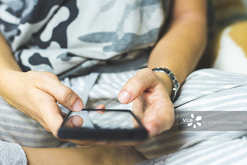 使用智能手机的女人图片素材