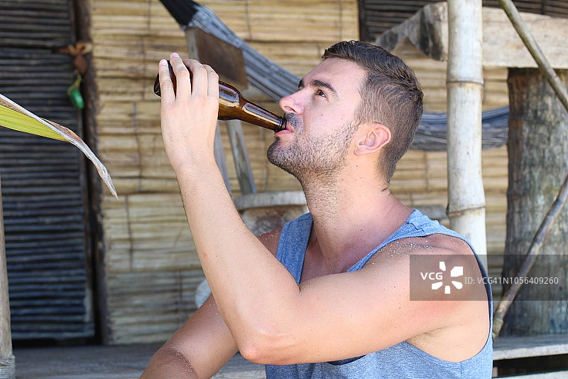 男人畅饮啤酒图片素材