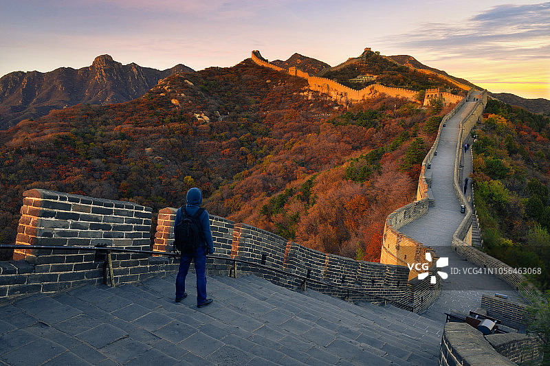 年轻徒步旅行者在北京长城图片素材