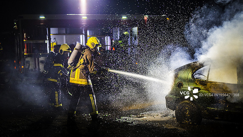 消防员扑灭燃烧的汽车图片素材