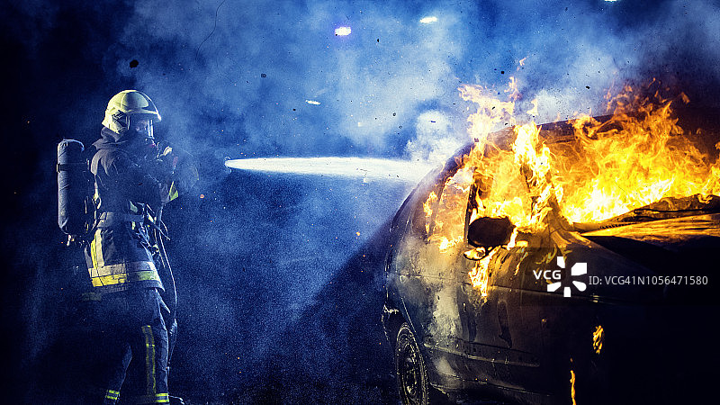 消防员扑灭燃烧的汽车图片素材