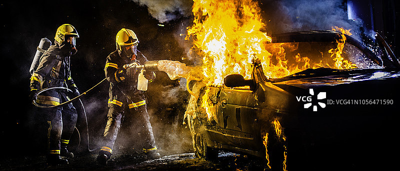 两名消防员用泡沫灭火图片素材