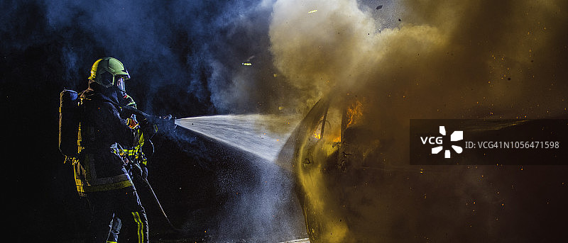 消防员扑灭燃烧的汽车图片素材