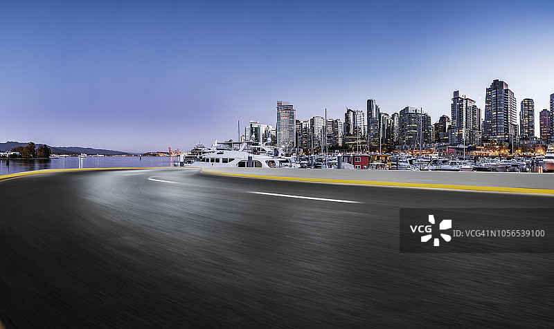 温哥华港停泊着许多游艇的停机坪道路图片素材