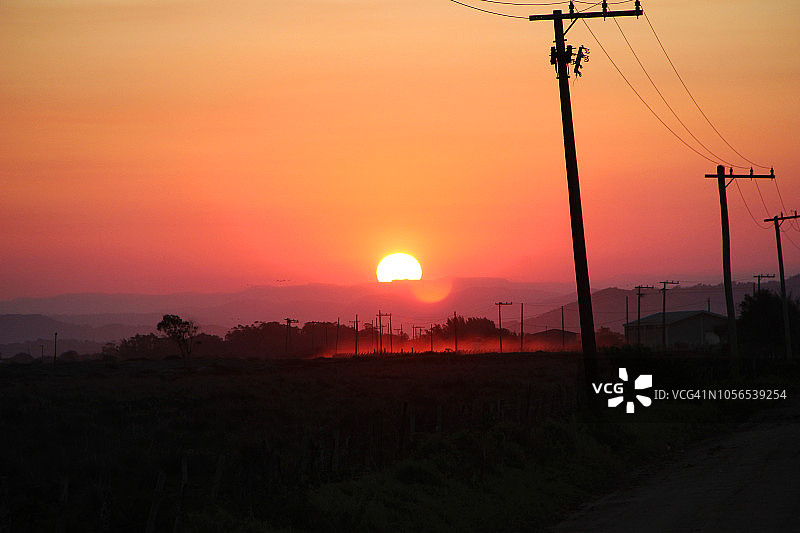 巴西圣卡塔琳娜拉古纳圣玛尔塔灯塔的日落和道路图片素材