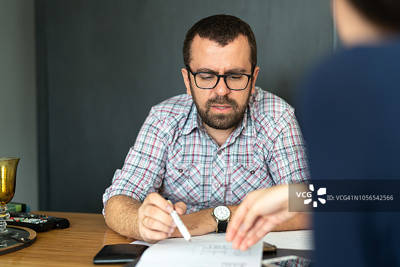 在办公室的桌子旁进行商务规划图片素材