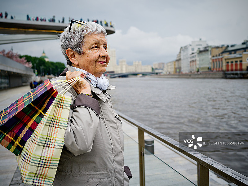 在莫斯科市中心的年长女游客图片素材