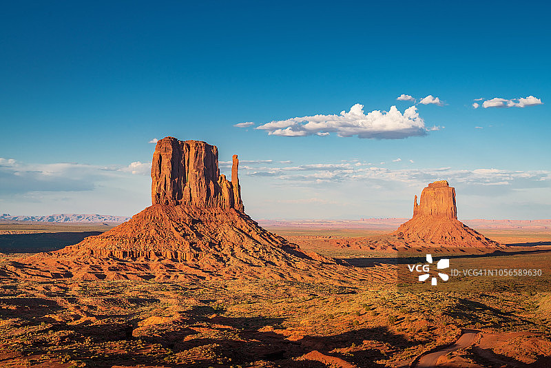 美国亚利桑那州纪念碑谷东西手套山图片素材