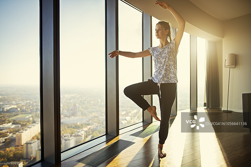 在现代公寓练习跳舞的少年图片素材