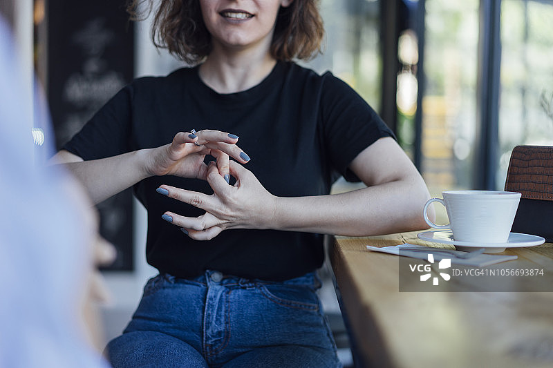 两个年轻女人用手语交谈图片素材