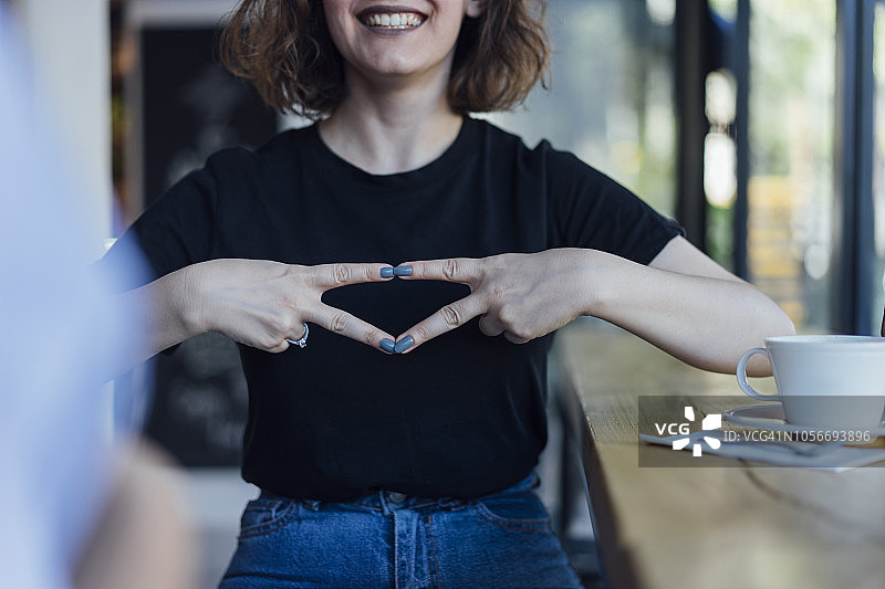 两个年轻女人用手语交谈图片素材