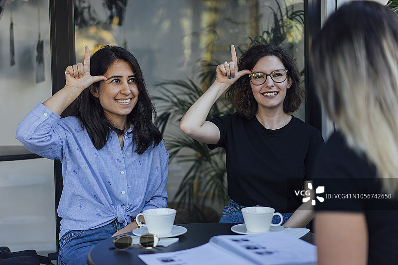 年轻女性学习手语图片素材