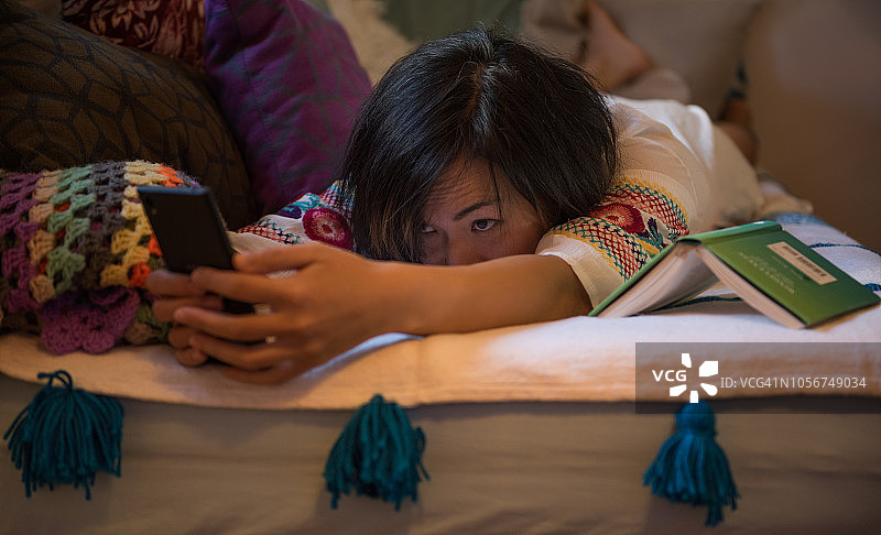 夜晚用手机发短信的中国女人图片素材