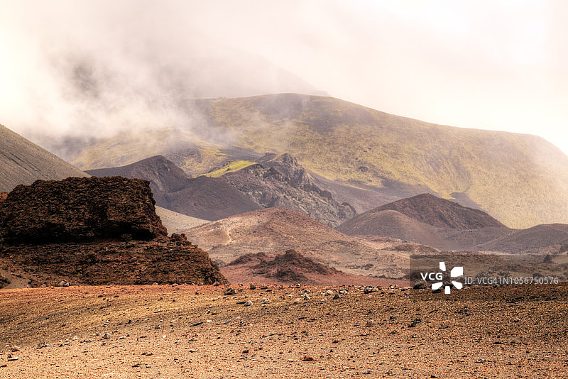 夏威夷茂宜岛哈莱阿卡拉火山口的鲜艳色彩图片素材