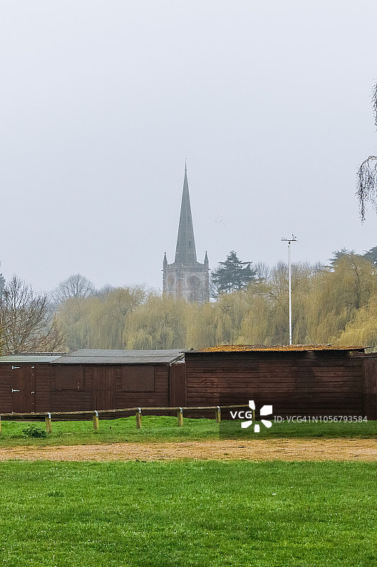 从娱乐场看到的圣三一教堂，英国埃文河畔斯特拉特福图片素材