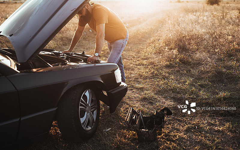 修理汽车的年轻男子图片素材