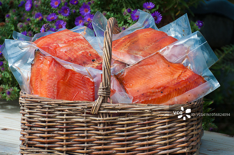 篮子里新鲜烟熏包装的奇努克三文鱼图片素材